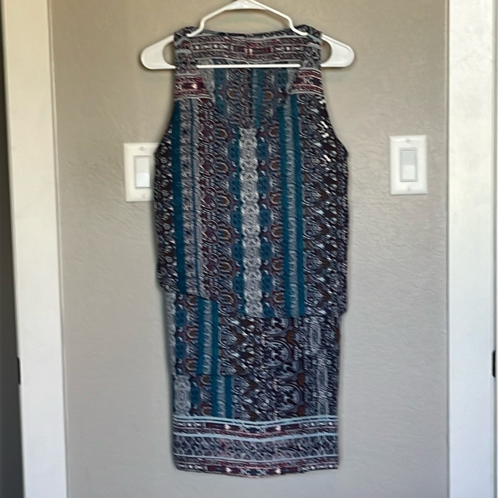 Multicolor short dress by Chelsea28 with attached open panels on back